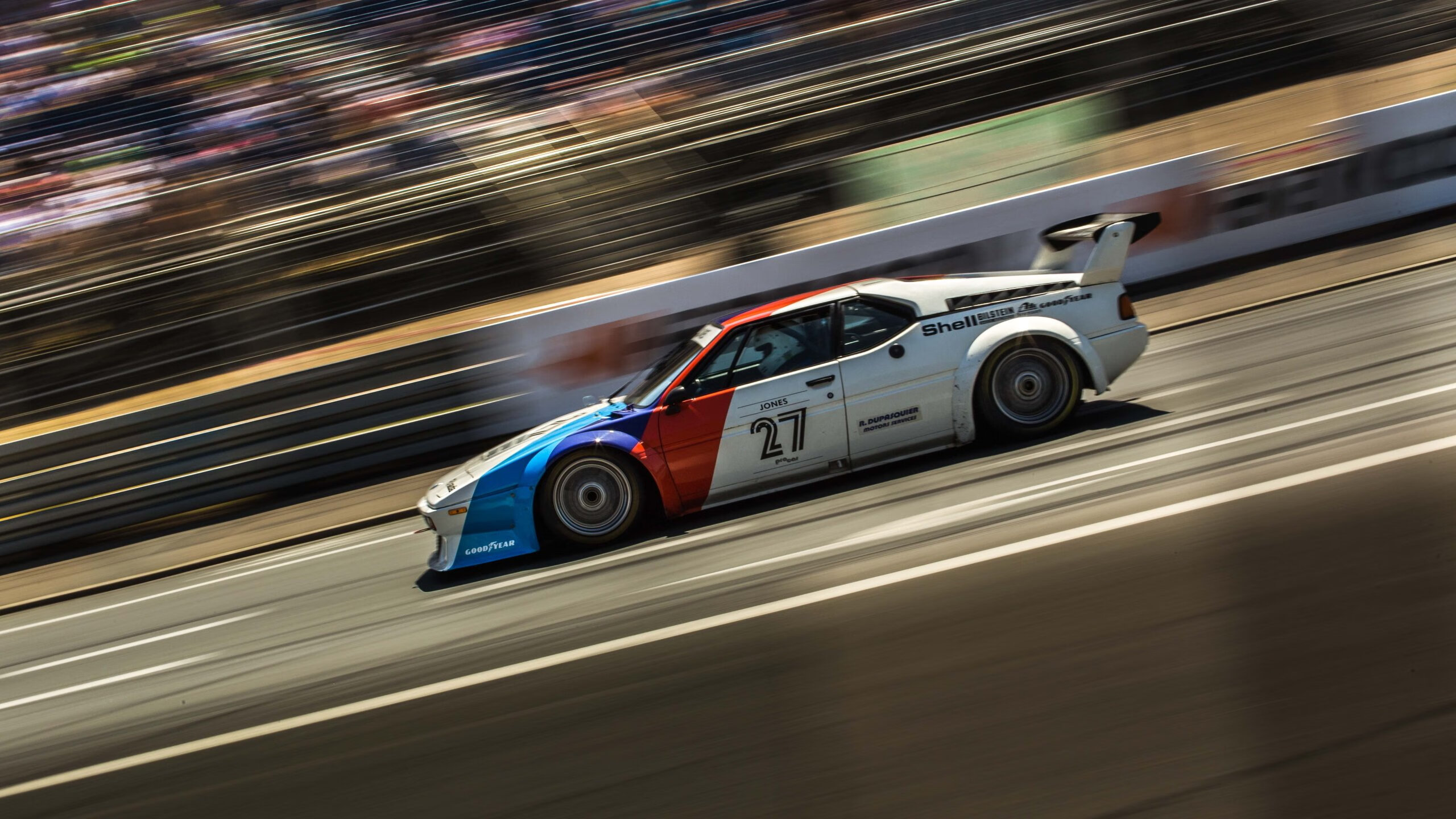 “英超争夺激烈,球队为冠军奋战到底”,“英超”