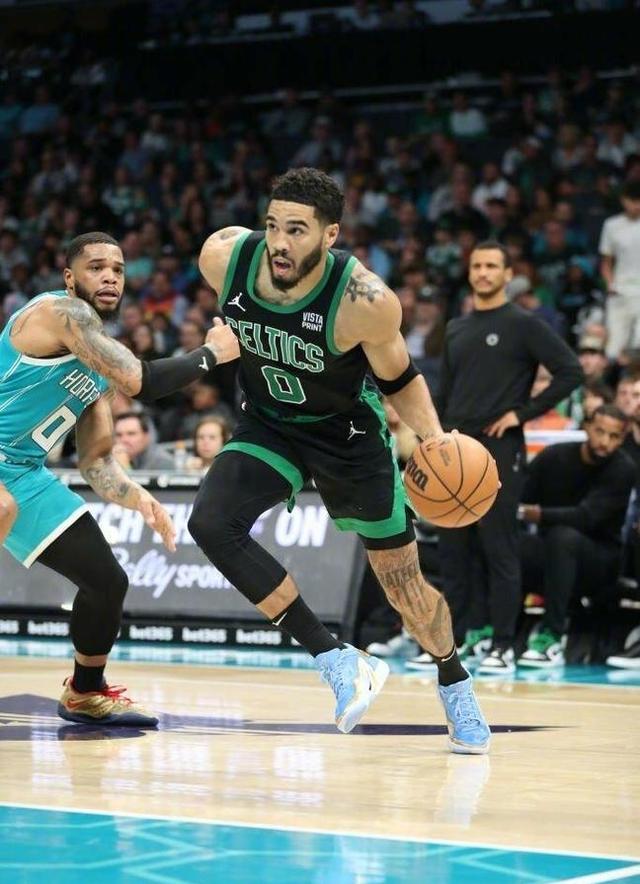 关于开云体育：凯尔特人队季前赛：奎塔展现防守技巧，争夺轮换位置的信息